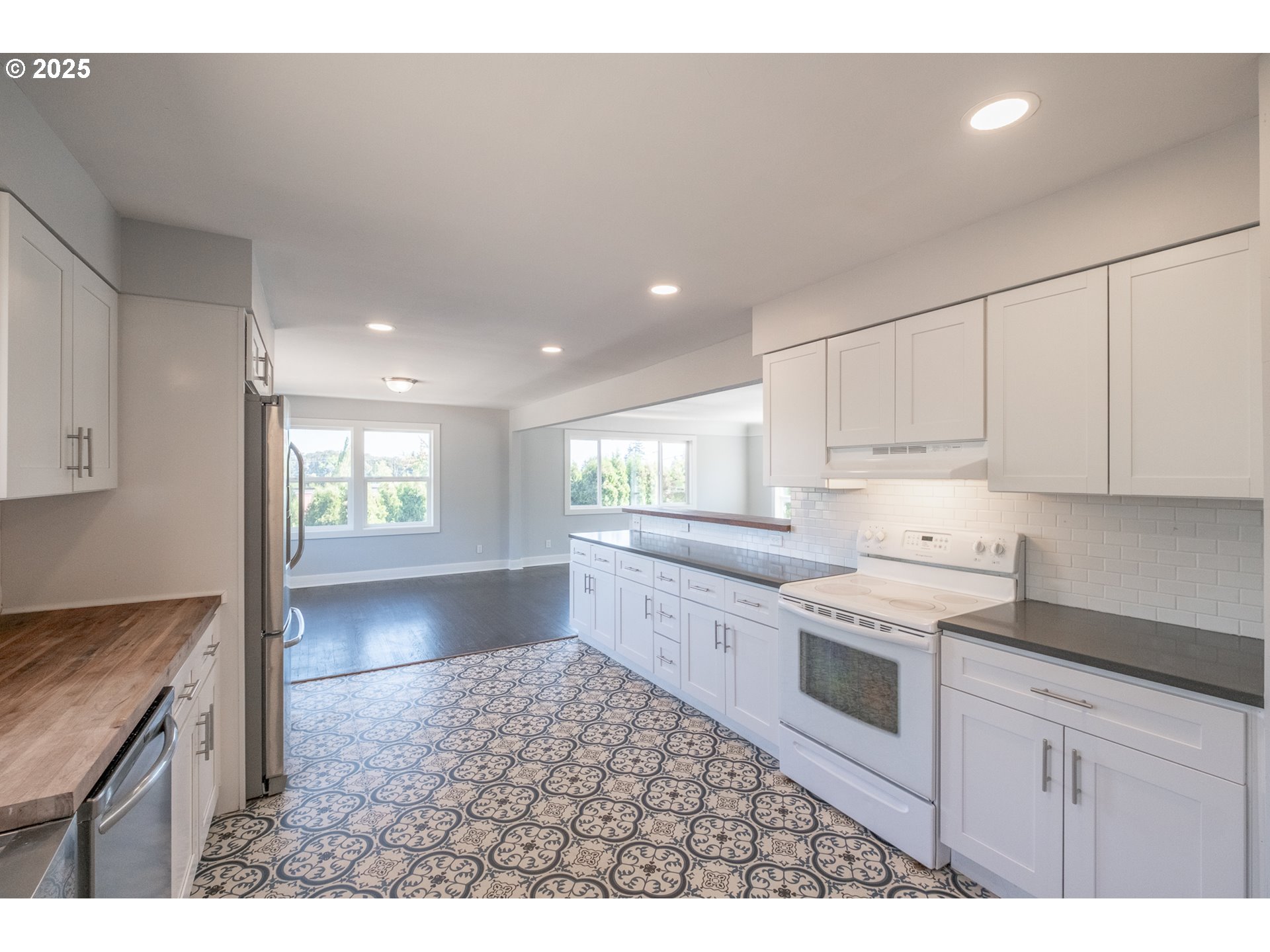 Salem, Oregon 97302, United States, 6 Bedrooms Bedrooms, ,2 BathroomsBathrooms,Residential,Pending,211624