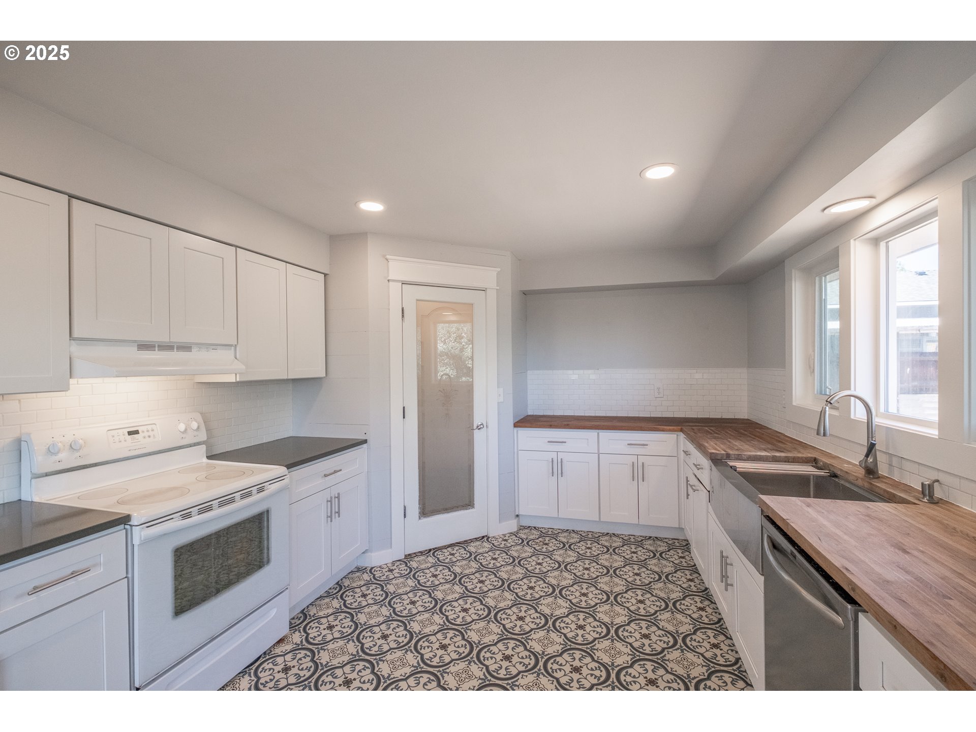 Salem, Oregon 97302, United States, 6 Bedrooms Bedrooms, ,2 BathroomsBathrooms,Residential,Pending,211624