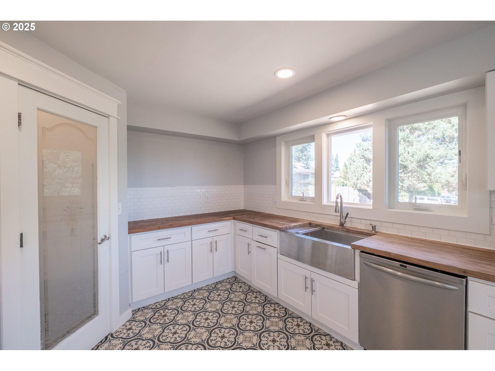 Salem, Oregon 97302, United States, 6 Bedrooms Bedrooms, ,2 BathroomsBathrooms,Residential,Pending,211624