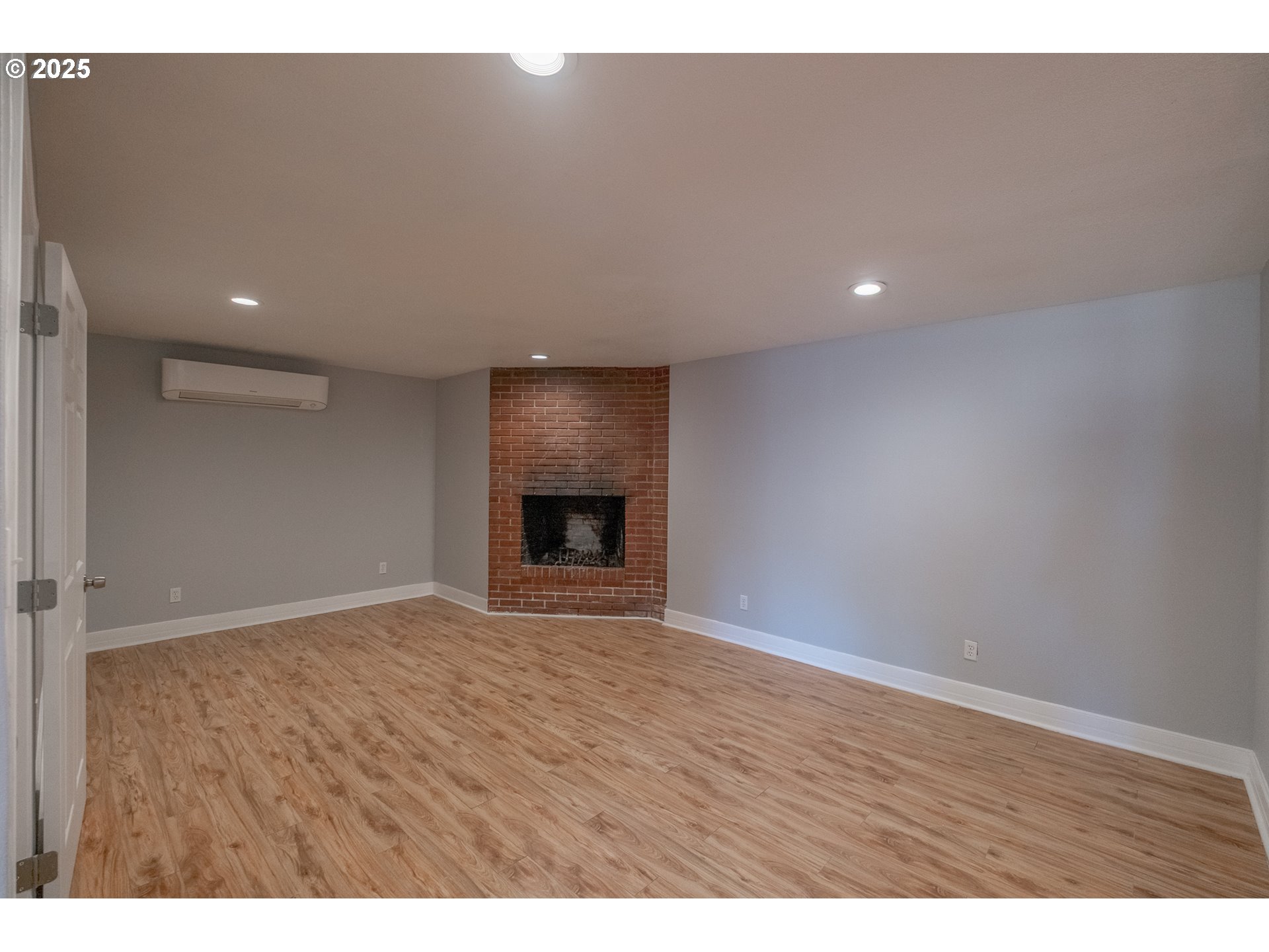 Salem, Oregon 97302, United States, 6 Bedrooms Bedrooms, ,2 BathroomsBathrooms,Residential,Pending,211624