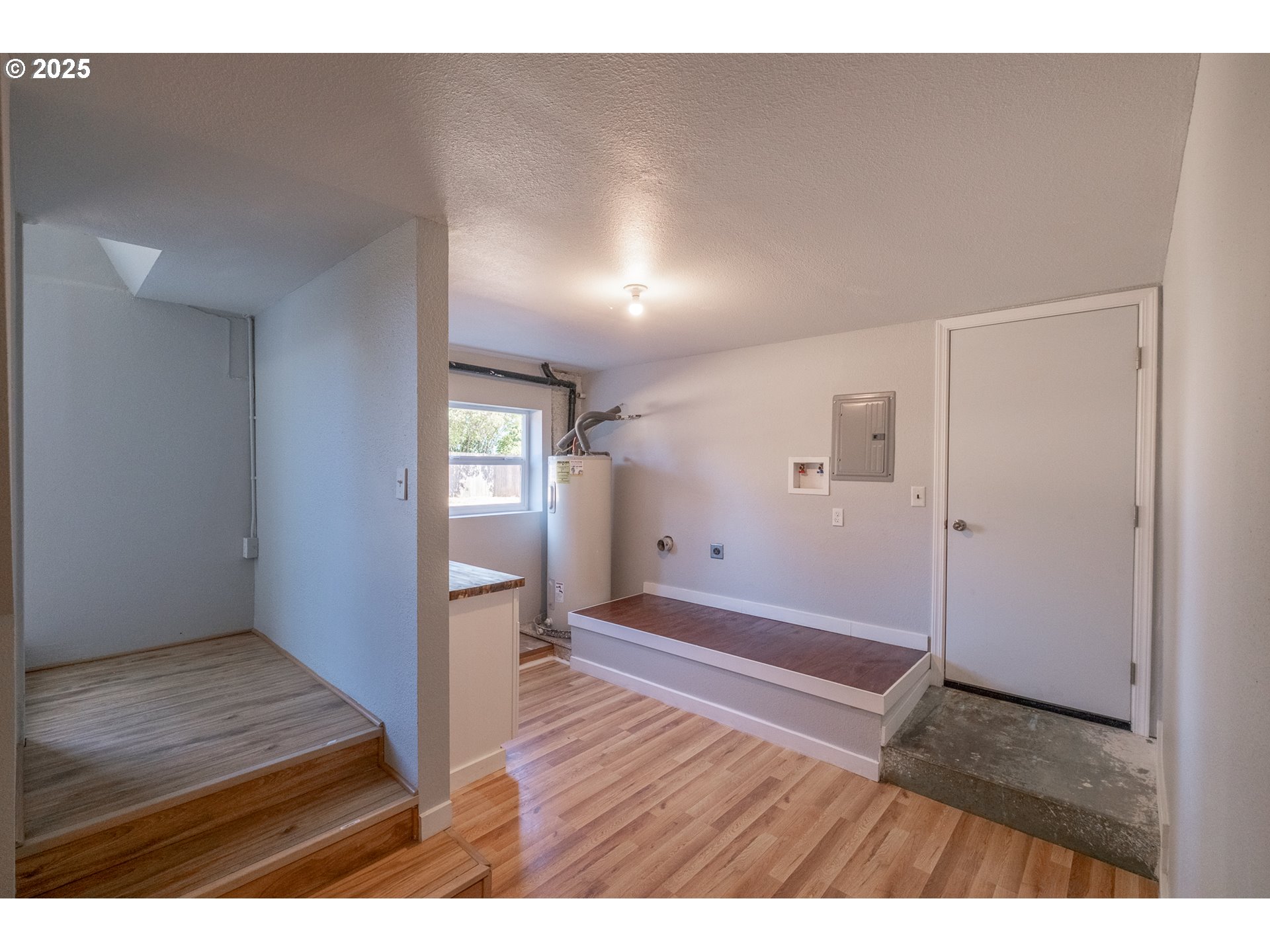 Salem, Oregon 97302, United States, 6 Bedrooms Bedrooms, ,2 BathroomsBathrooms,Residential,Pending,211624