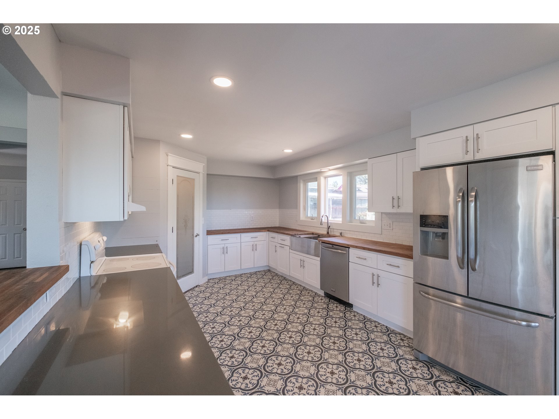 Salem, Oregon 97302, United States, 6 Bedrooms Bedrooms, ,2 BathroomsBathrooms,Residential,Pending,211624