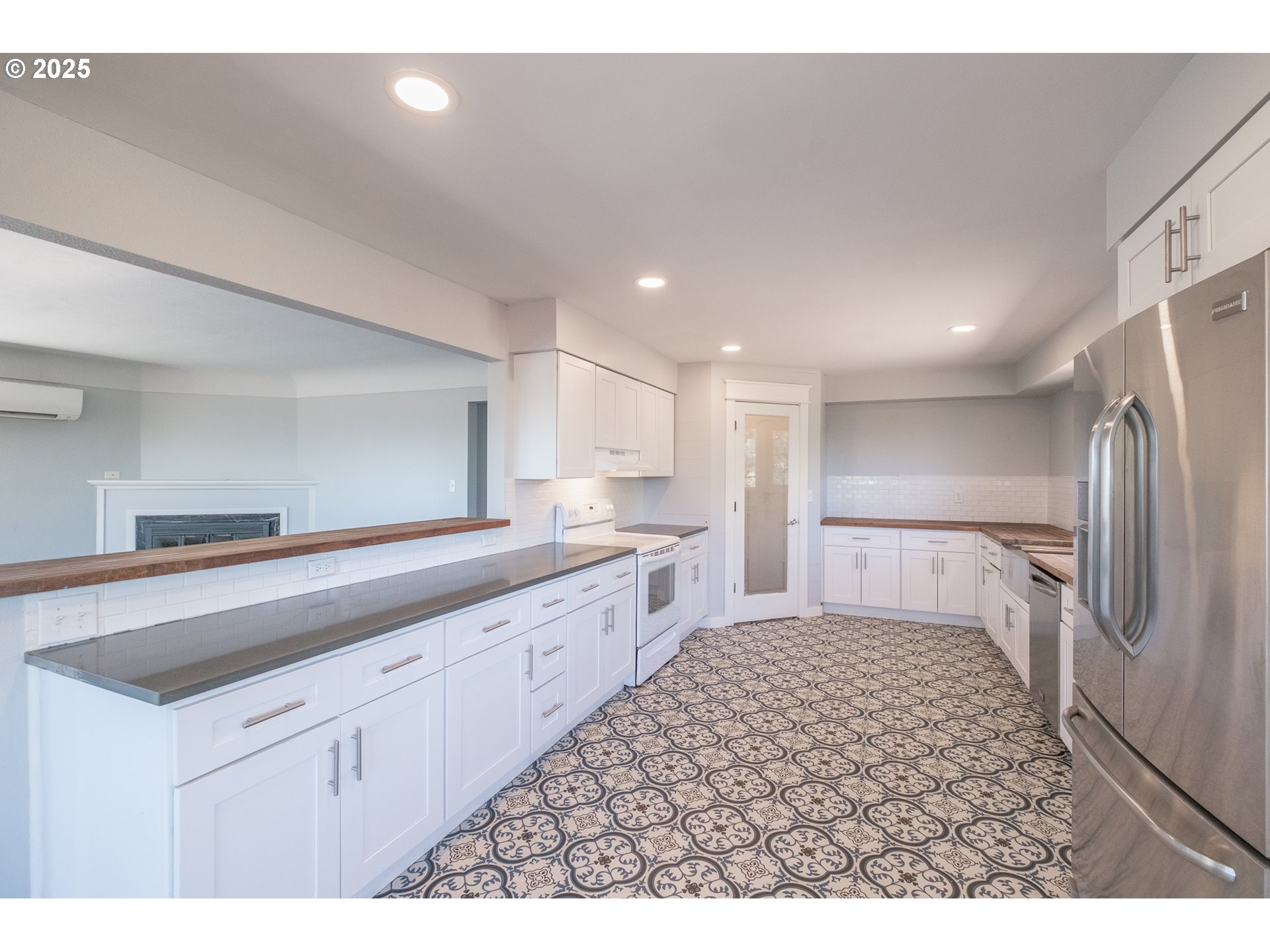 Salem, Oregon 97302, United States, 6 Bedrooms Bedrooms, ,2 BathroomsBathrooms,Residential,Pending,211624