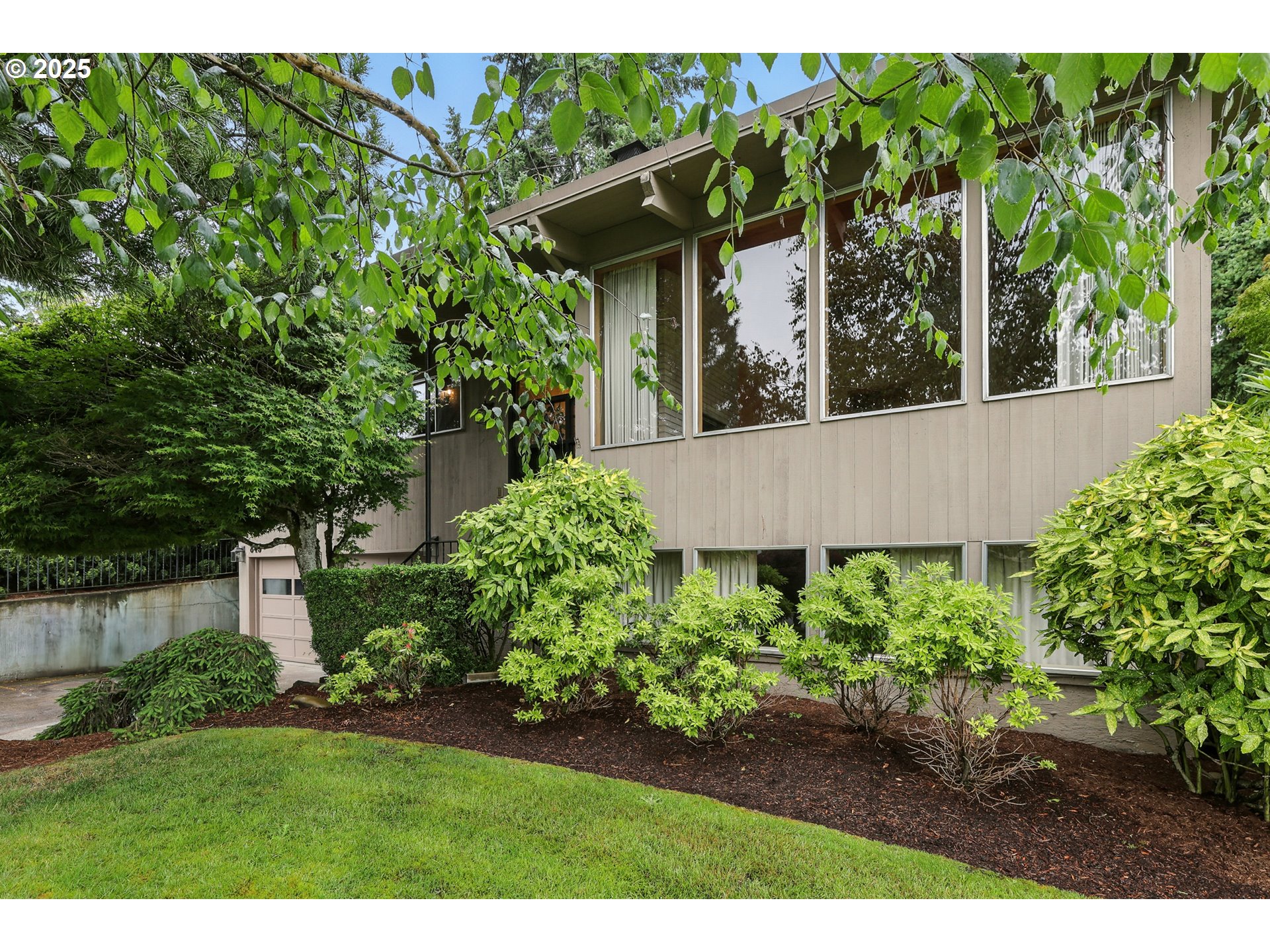 845 NW DAY DR