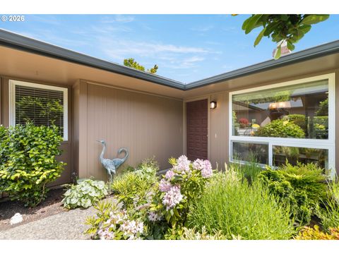 Photo of 6 Condolea Dr, Lake Oswego, OR 97035 (MLS # 753488313)