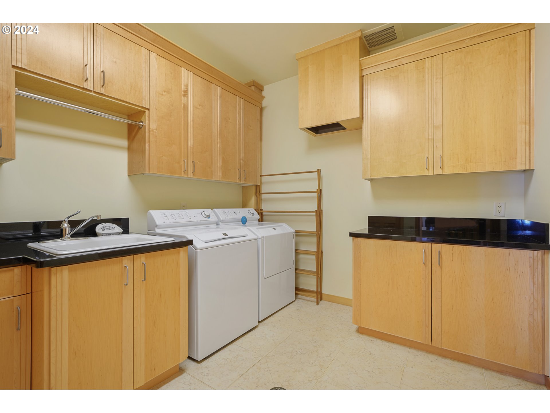 Garibaldi, Oregon 97118, United States, 4 Bedrooms Bedrooms, ,3 BathroomsBathrooms,Residential,Active,50254