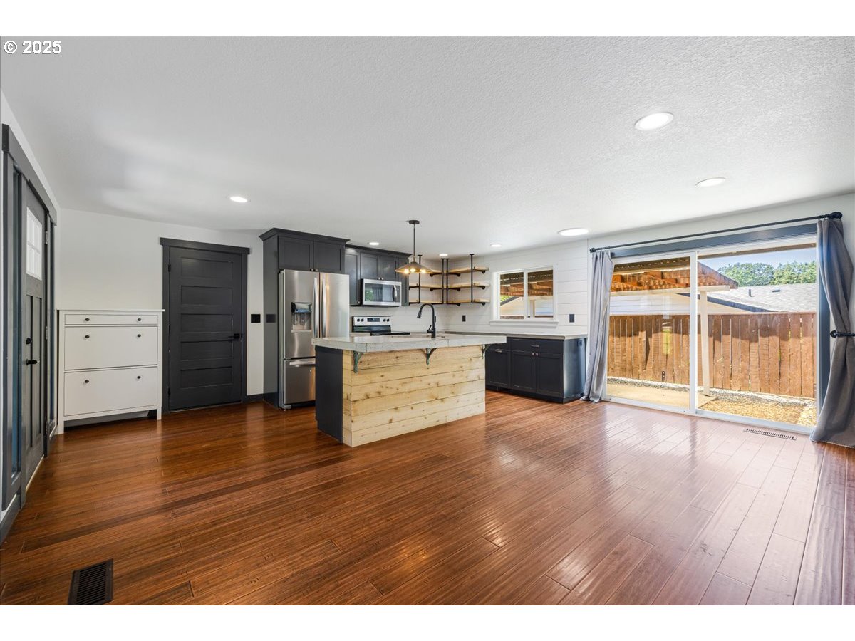 Aloha, Oregon 97078, United States, 3 Bedrooms Bedrooms, ,2 BathroomsBathrooms,Residential,Active,163390