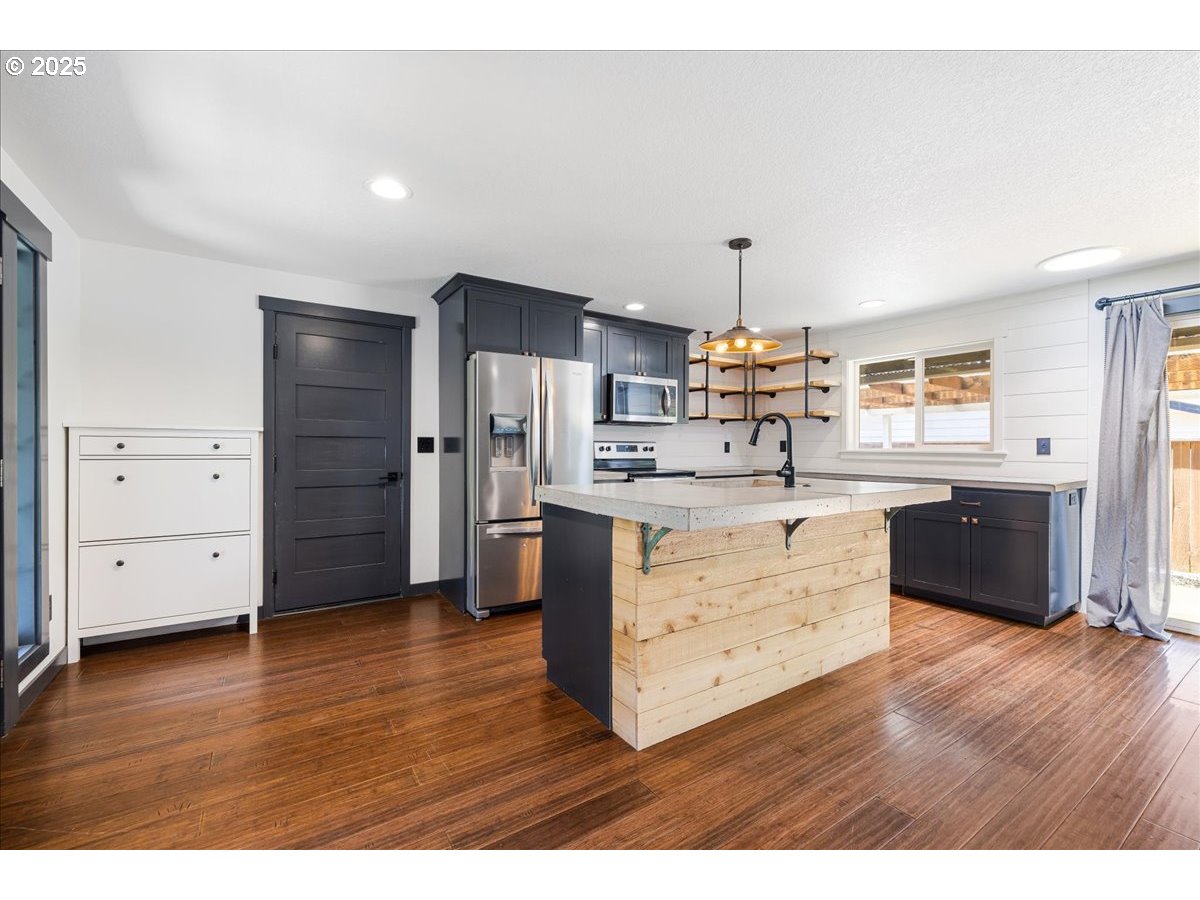 Aloha, Oregon 97078, United States, 3 Bedrooms Bedrooms, ,2 BathroomsBathrooms,Residential,Active,163390