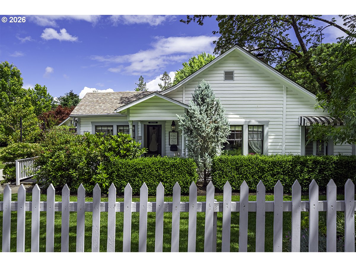 215 S 4TH ST