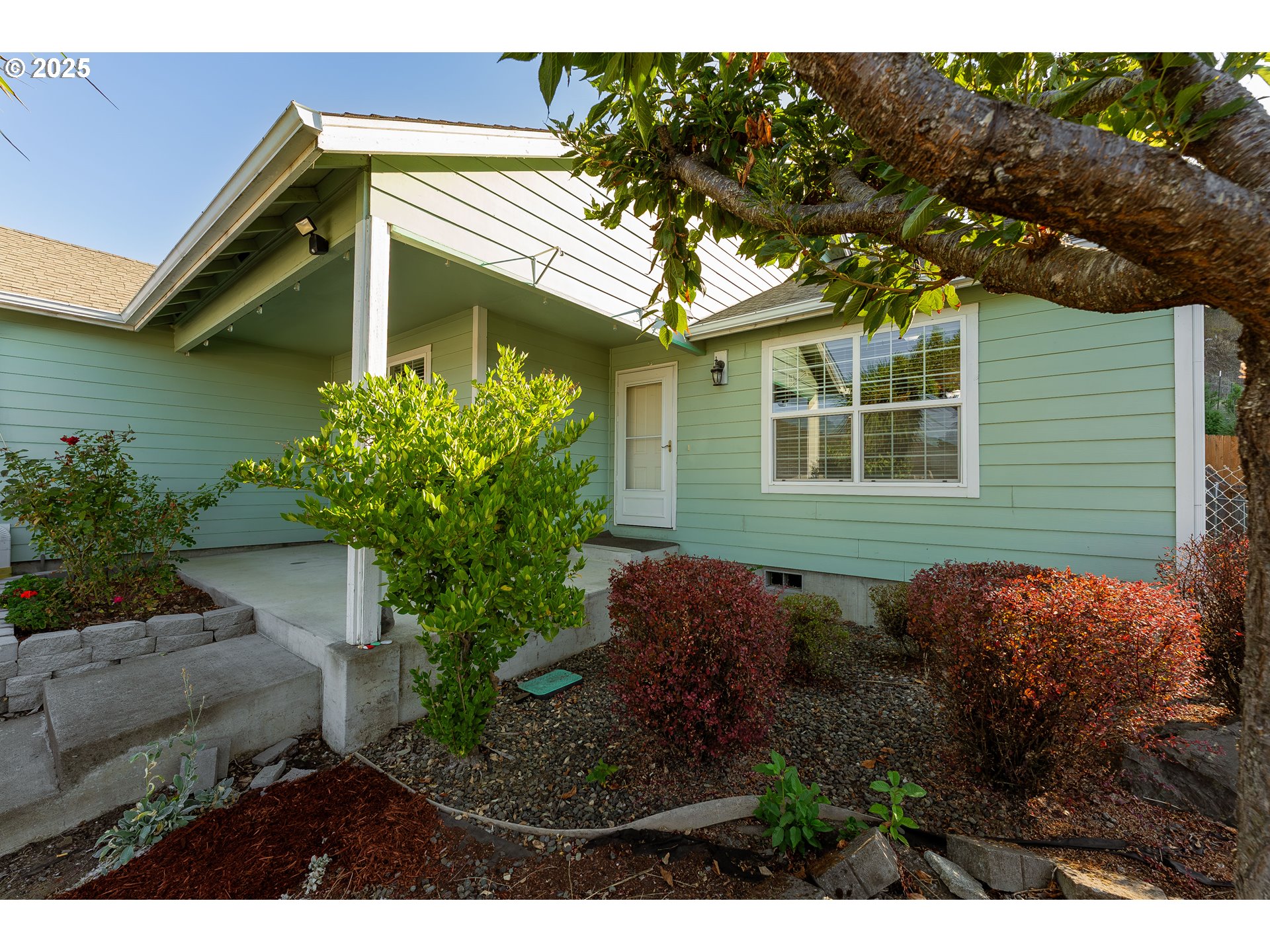 675 NE CUMMINS ST