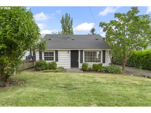 Photo of 1305 Spruce St, Lake Oswego, OR 97034 (MLS # 476813838)