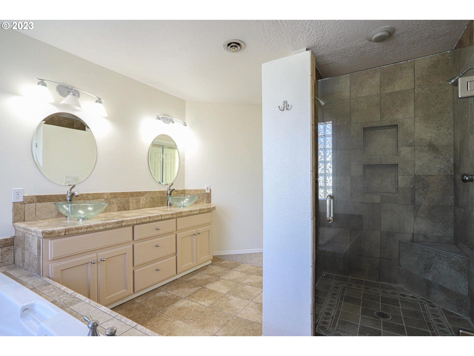 Portland, Oregon 97229, United States, 3 Bedrooms Bedrooms, ,3 BathroomsBathrooms,Residential,Active,80791