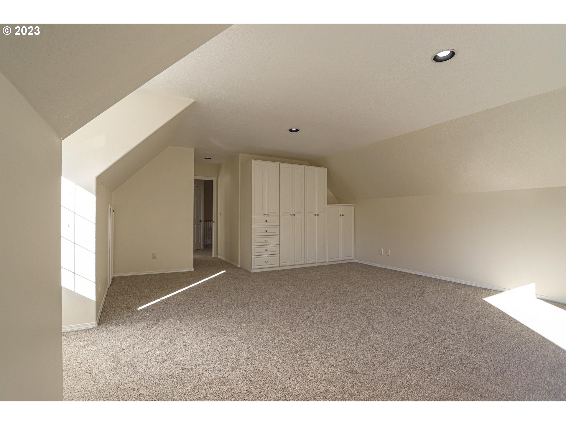 Portland, Oregon 97229, United States, 3 Bedrooms Bedrooms, ,3 BathroomsBathrooms,Residential,Active,80791