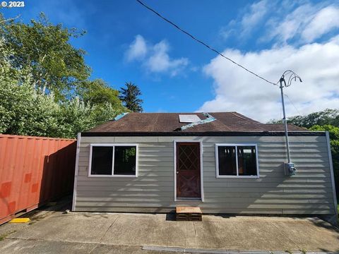 1005 YEW AVE Coos Bay OR 97420