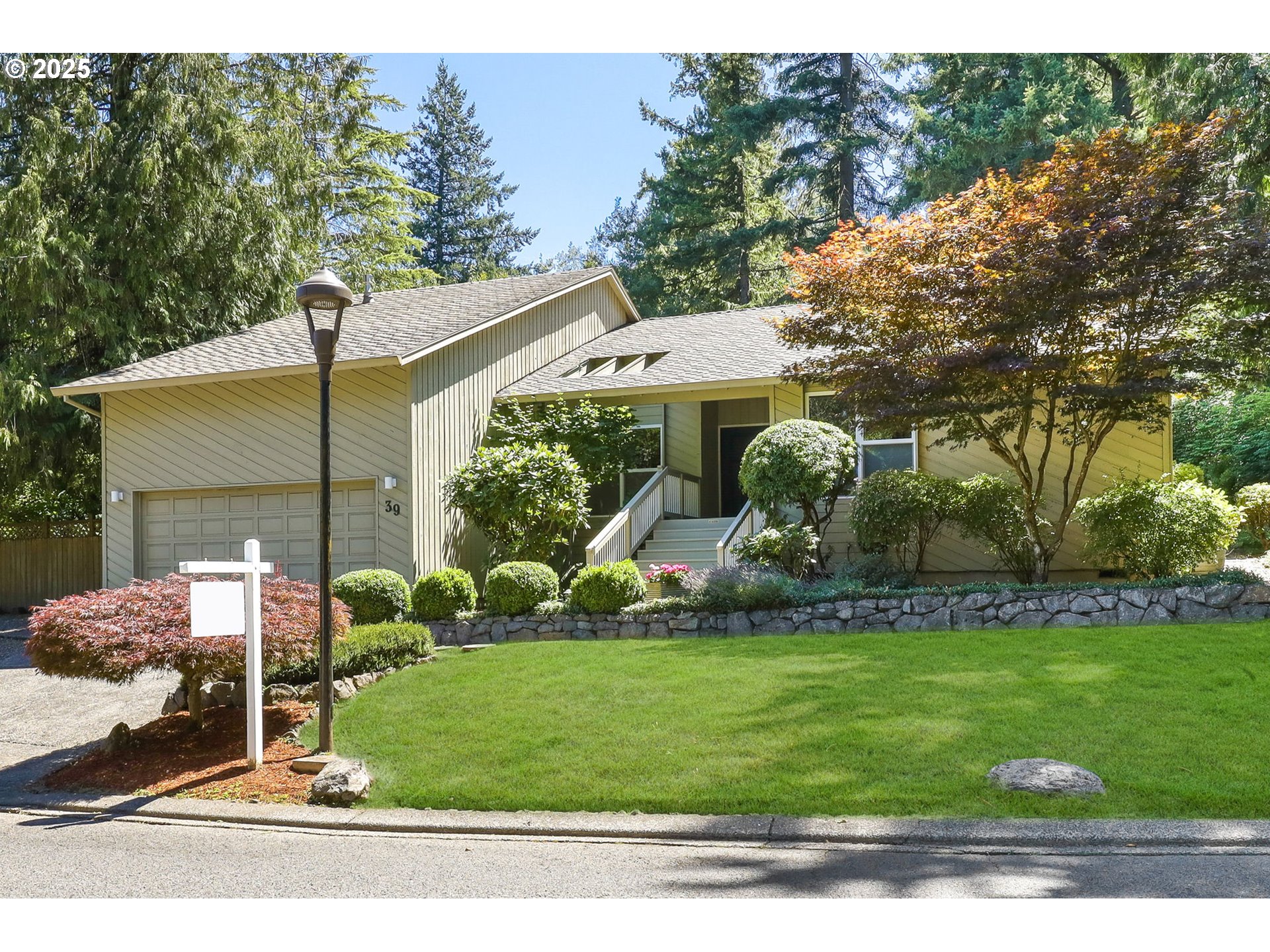 39 WALKING WOODS DR