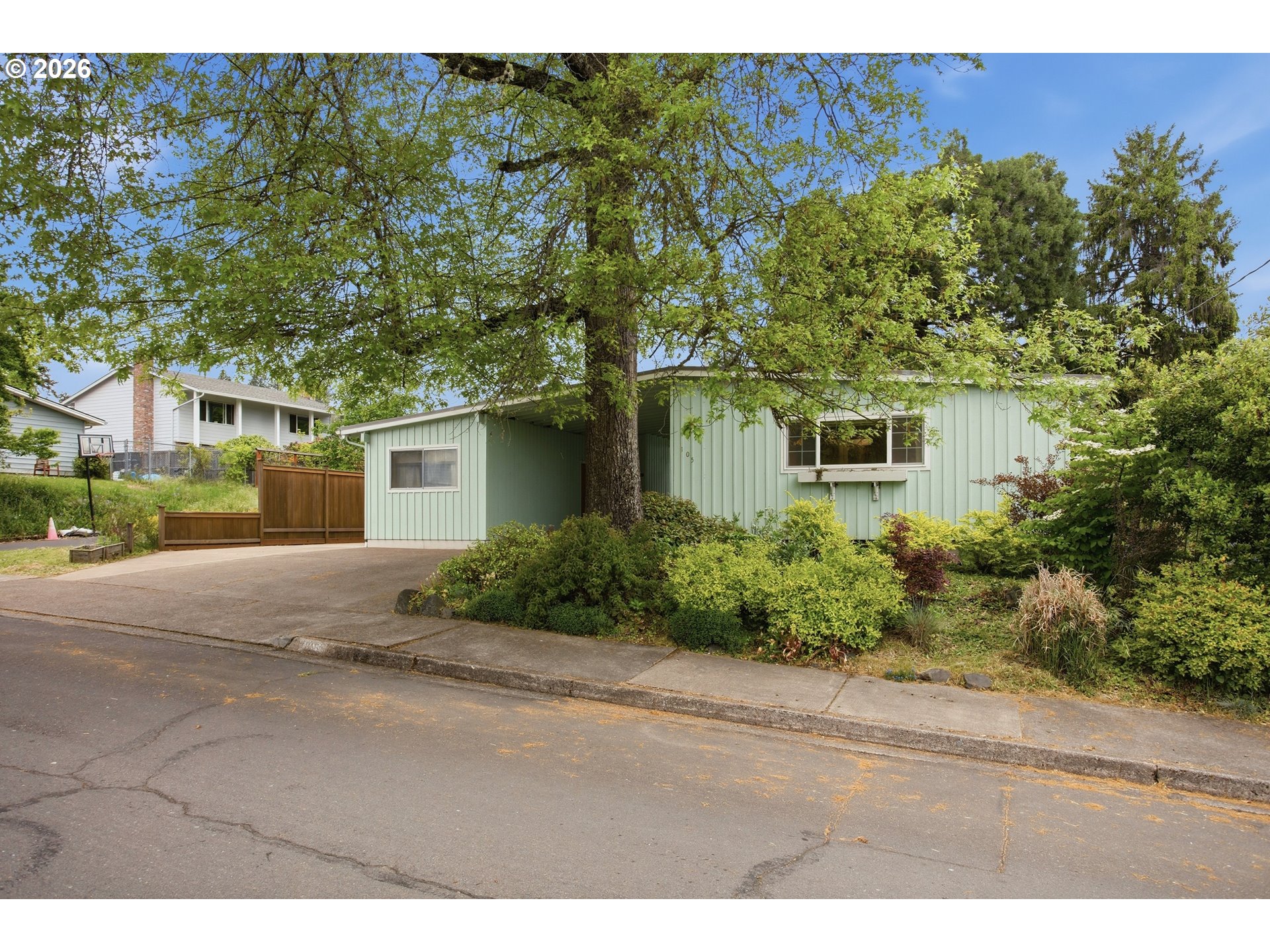 105 E 39TH AVE