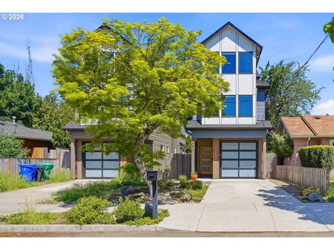 Photo of 4611 SE Knapp St, Portland, OR 97206 (MLS # 604733593)