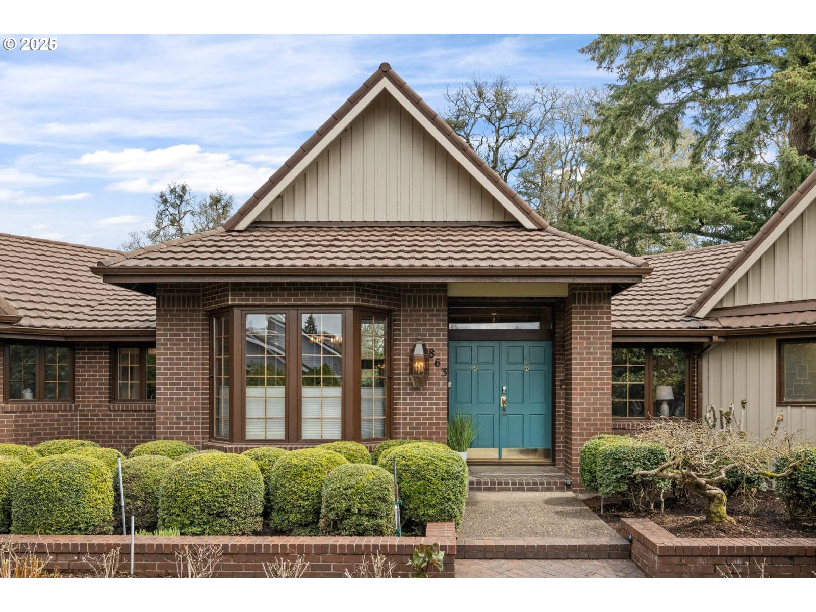 863 FAIRWAY VIEW DR