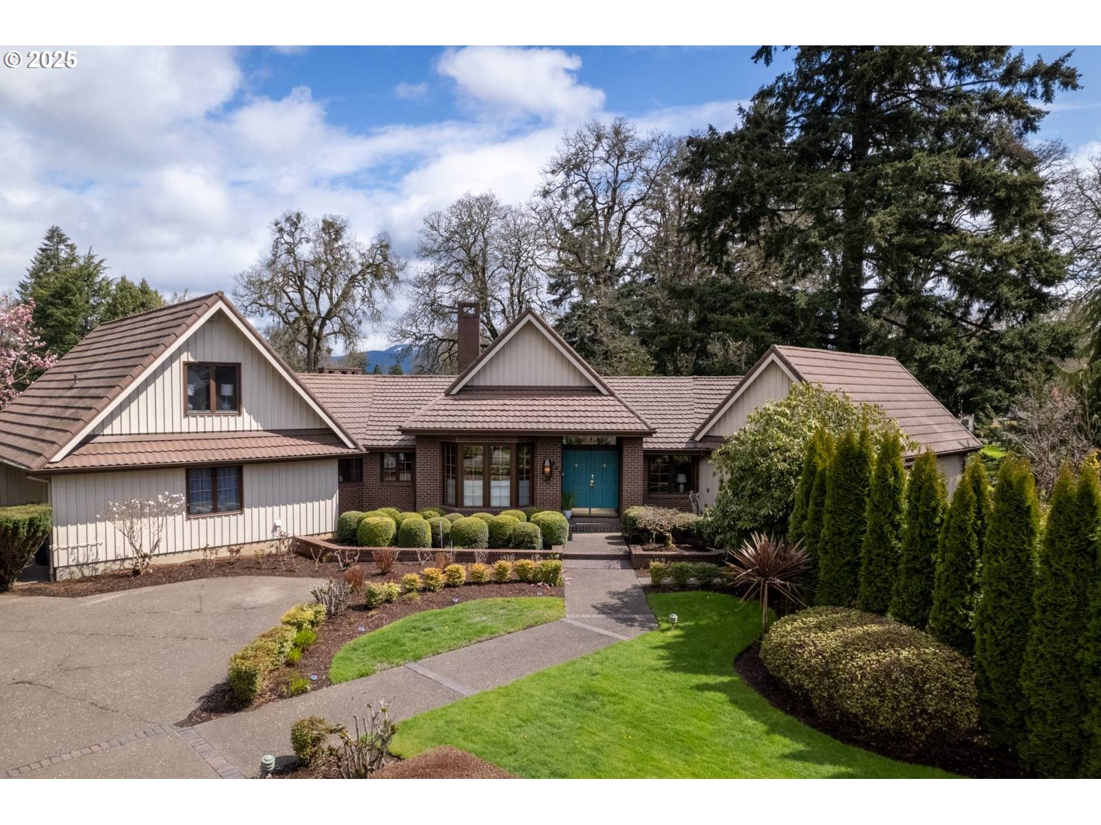 863 FAIRWAY VIEW DR