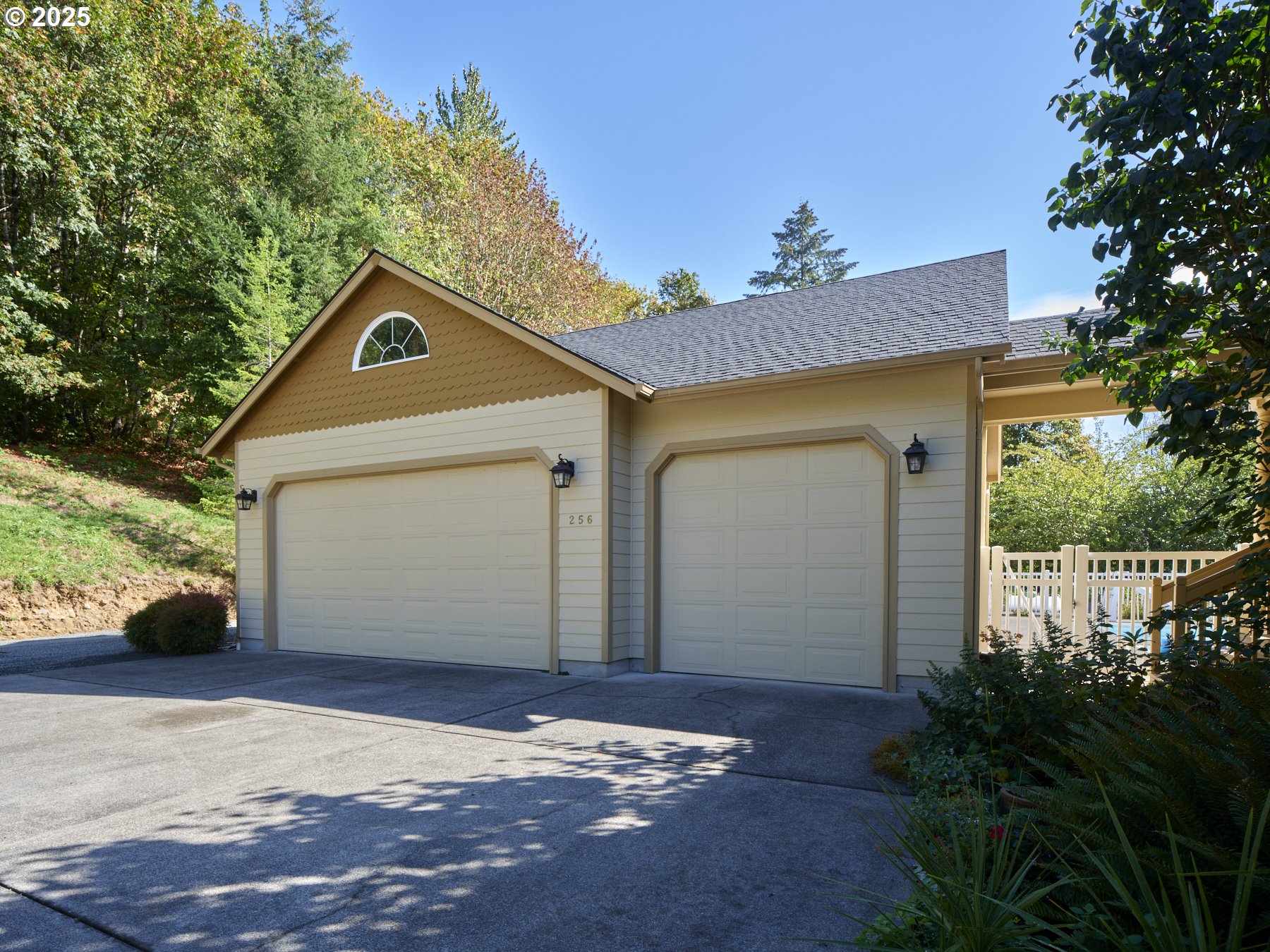 256 EAGLE POINT DR