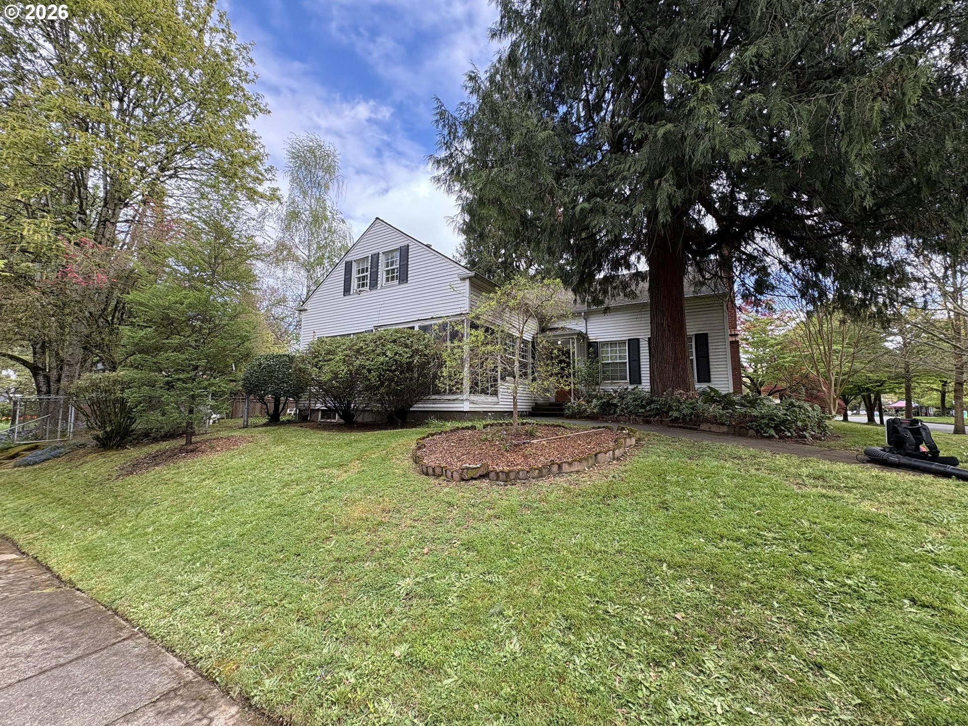 2909 NE AINSWORTH ST