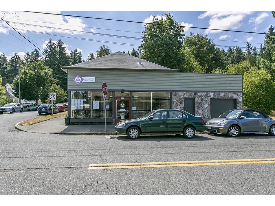 Photo 1 of 11 — 6838 SE BELMONT ST, Portland, OR 97215