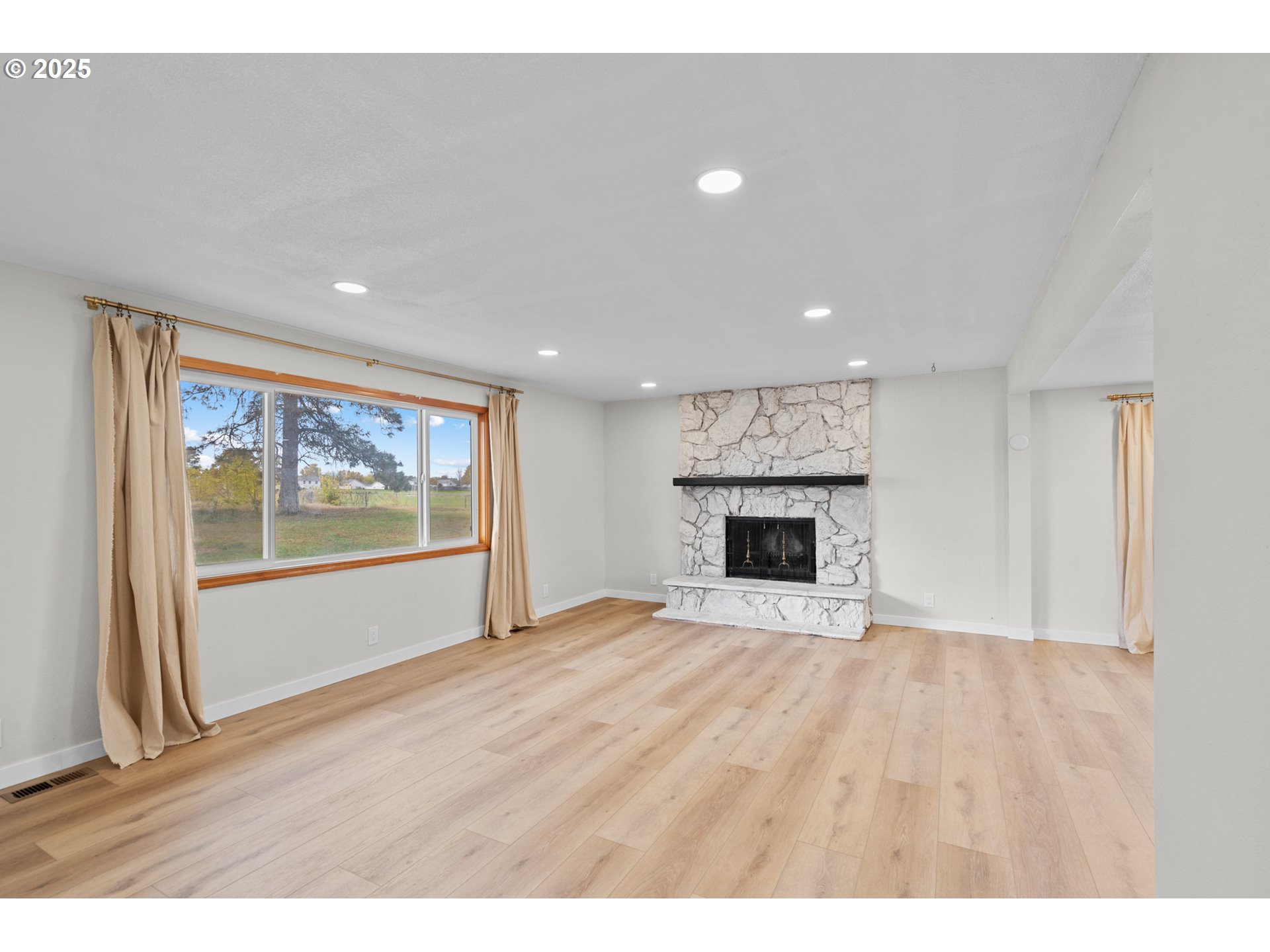 1322 NE GILLESPIE LN