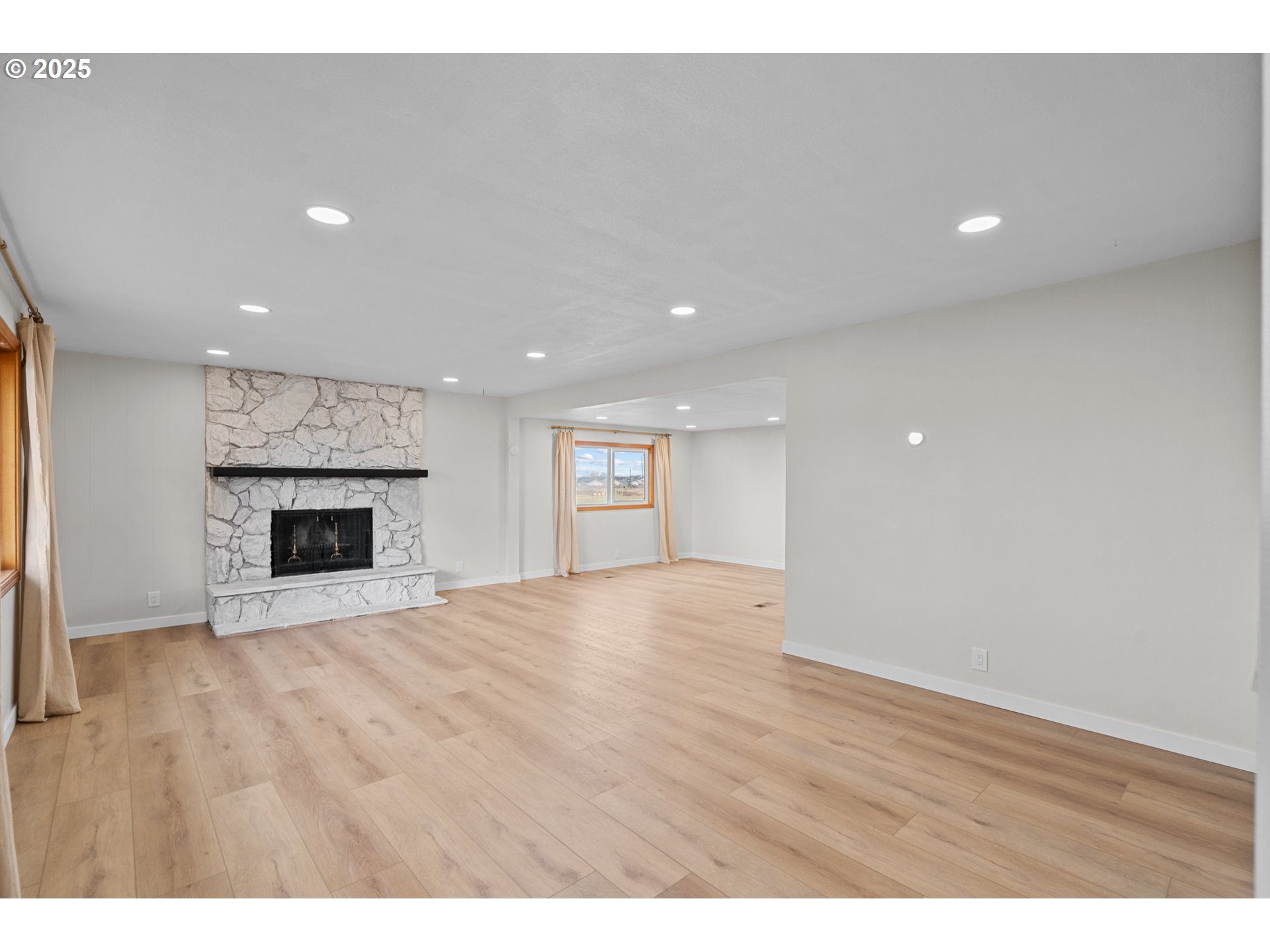 1322 NE GILLESPIE LN