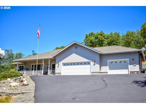 Photo of 799 Three Pines Rd, Grants Pass, OR 97526 (MLS # 375495205)