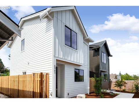 6961 NE Stanton St, Portland, OR 97213 - #: 521997500