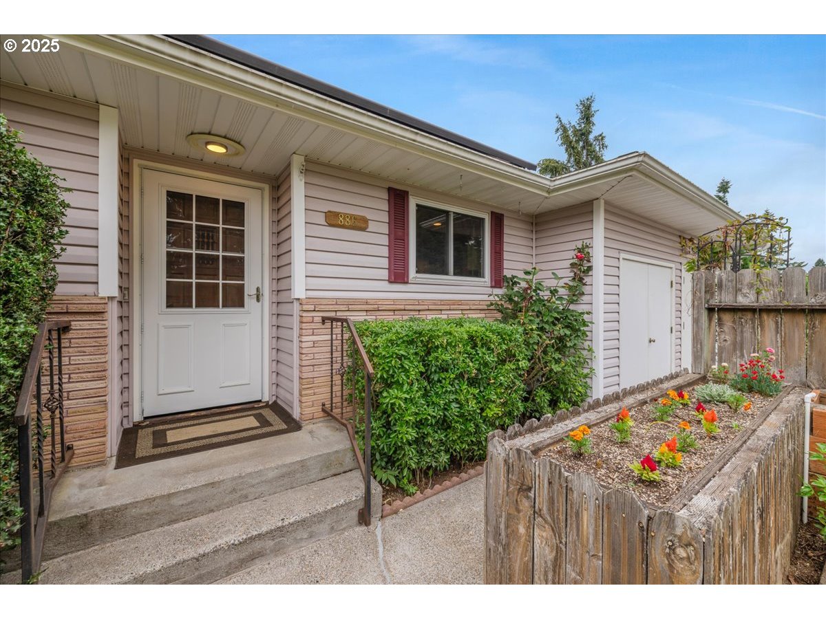 886 LINN AVE