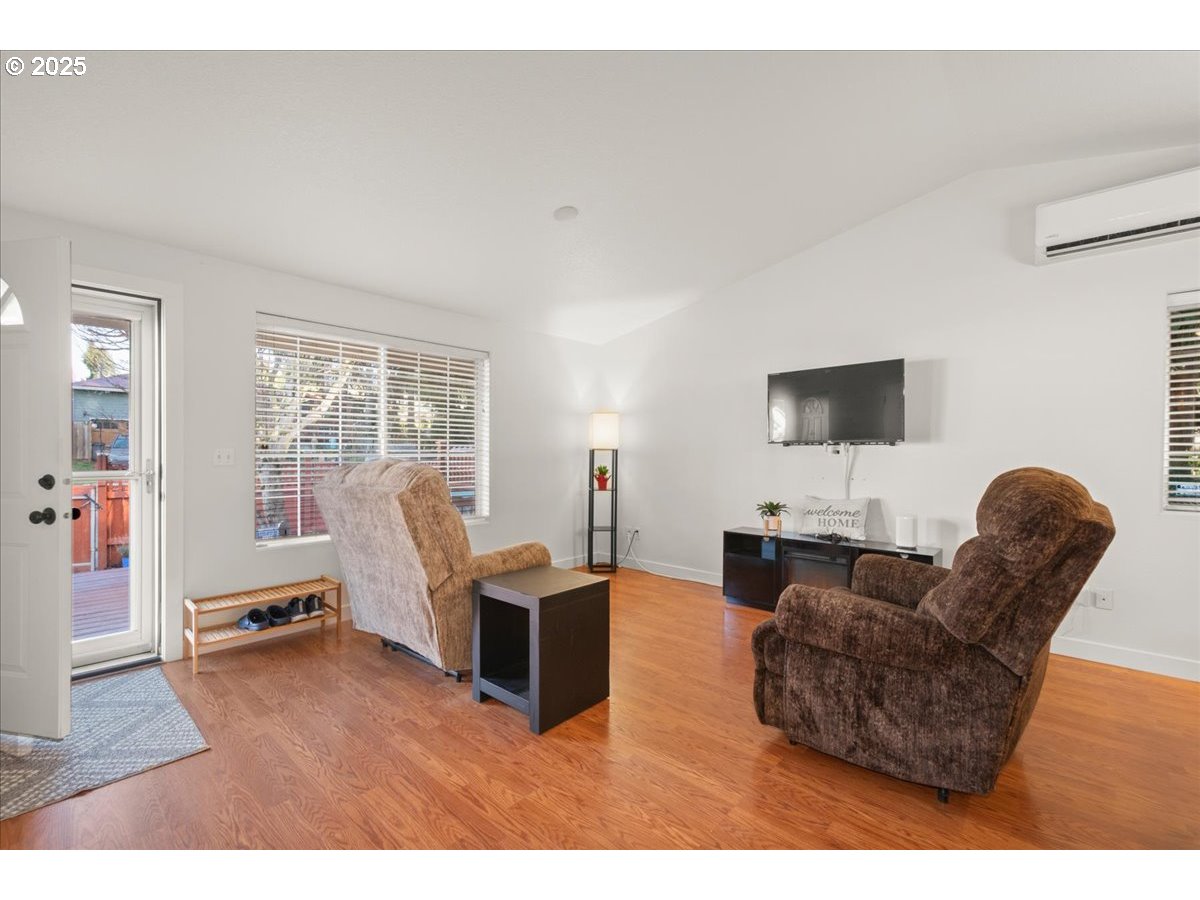 1817 NE EDGE PARK LOOP