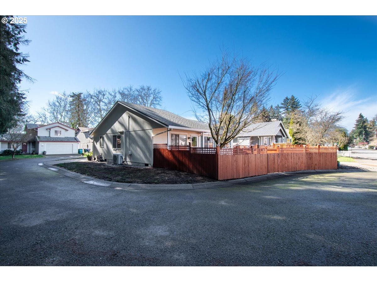 1817 NE EDGE PARK LOOP