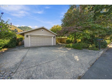 21 N RIVER DR Roseburg OR 97470