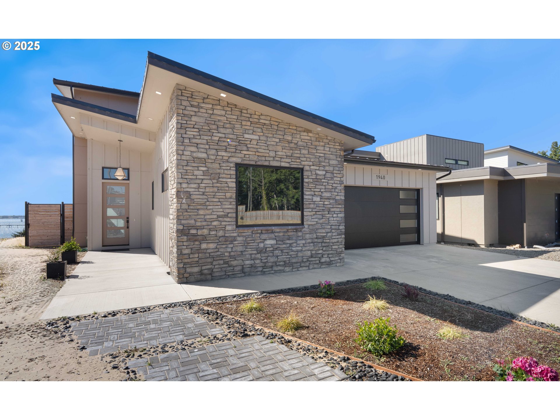 1940 PACIFIC VIEW LN