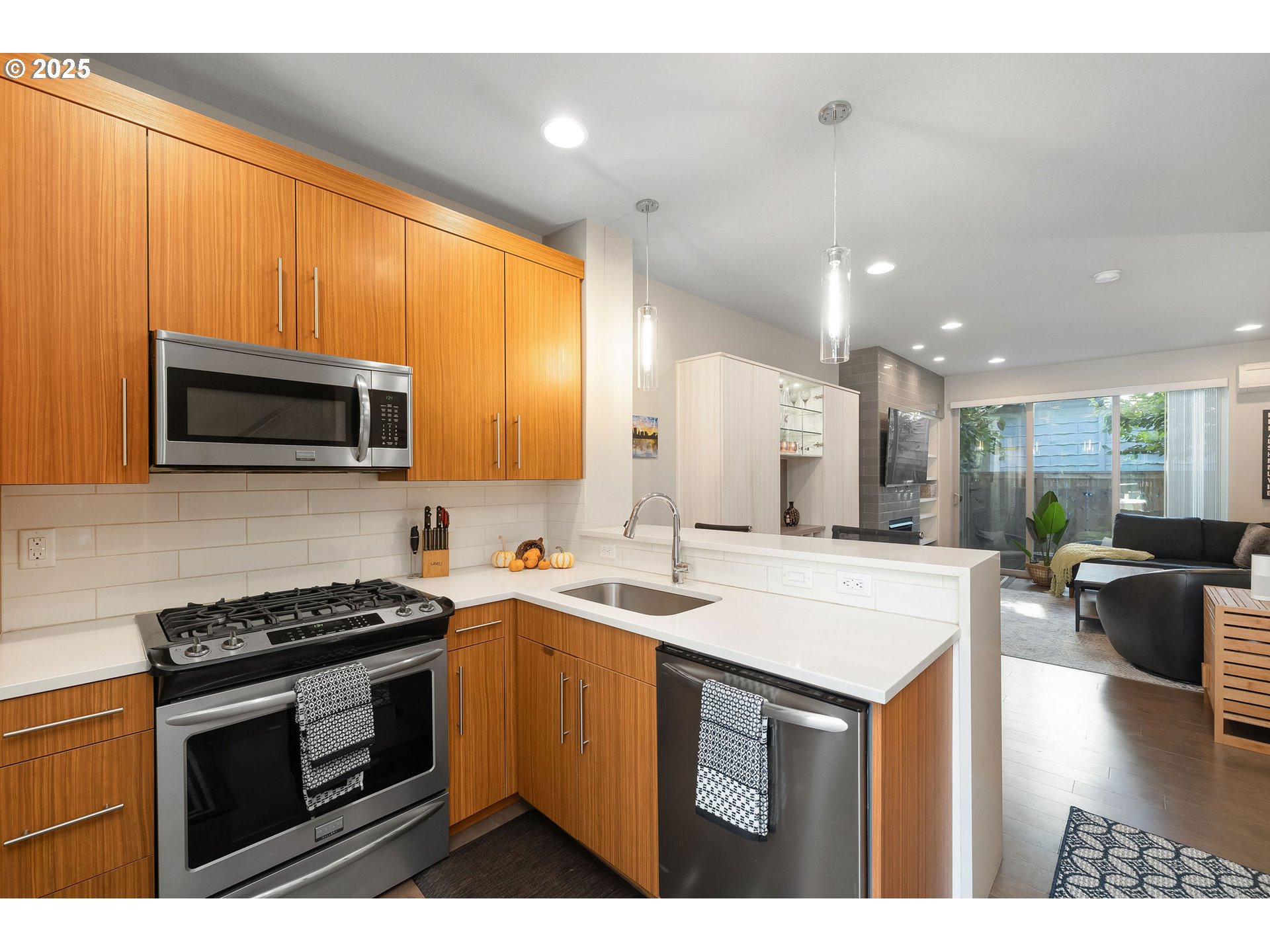 2013 SE YAMHILL ST