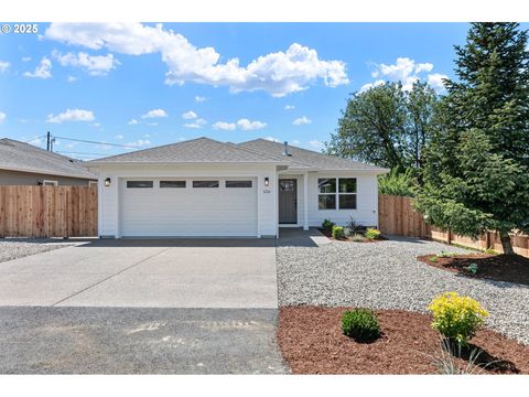 556 W First Ave, Sutherlin, OR 97479 - MLS#: 745038851