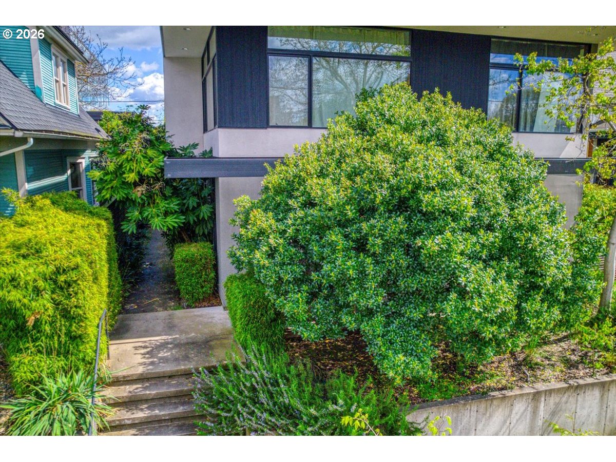 4056 N VANCOUVER AVE