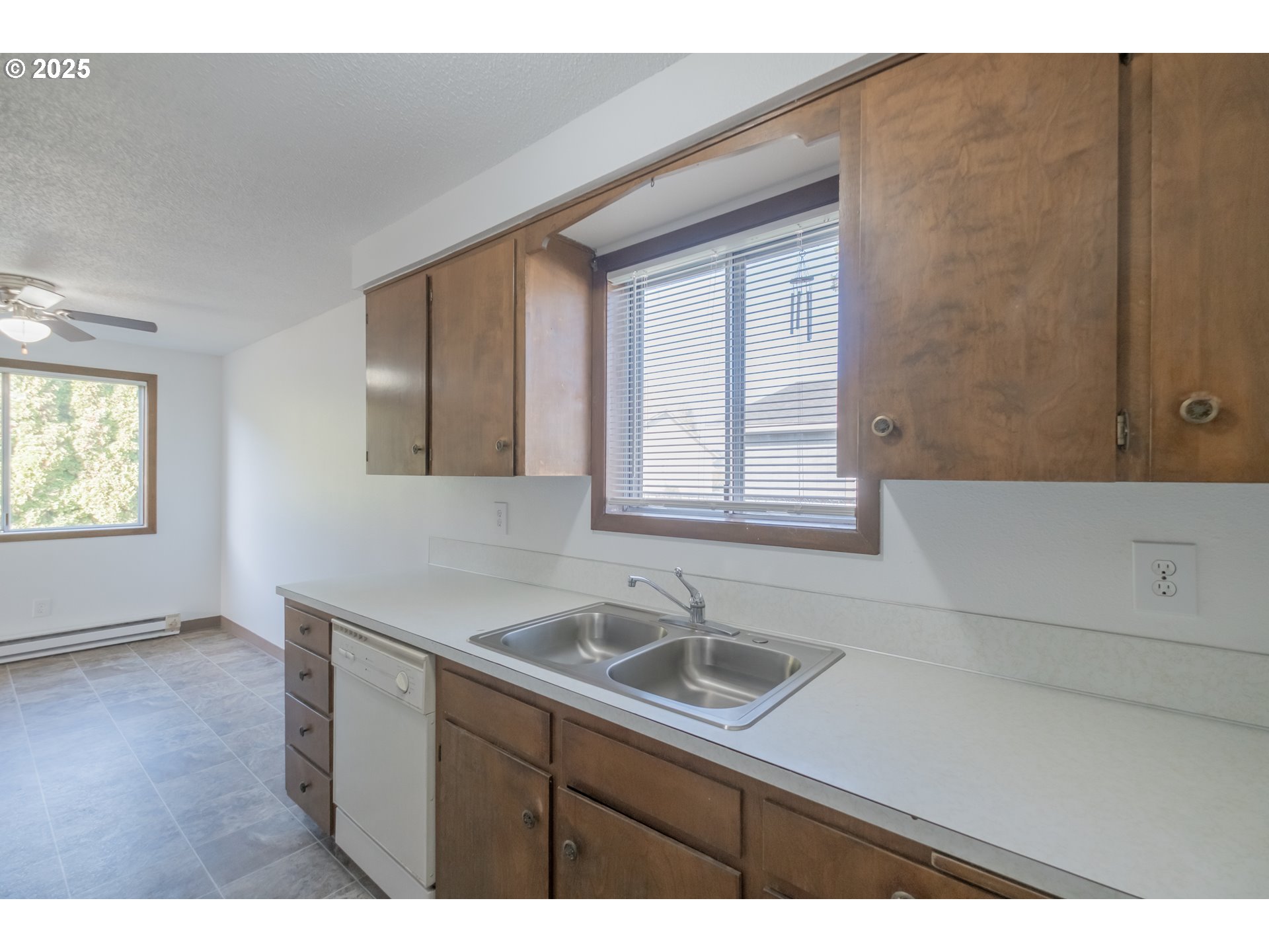 Salem, Oregon 97301, United States, 4 Bedrooms Bedrooms, ,2 BathroomsBathrooms,Residential,Active,242503