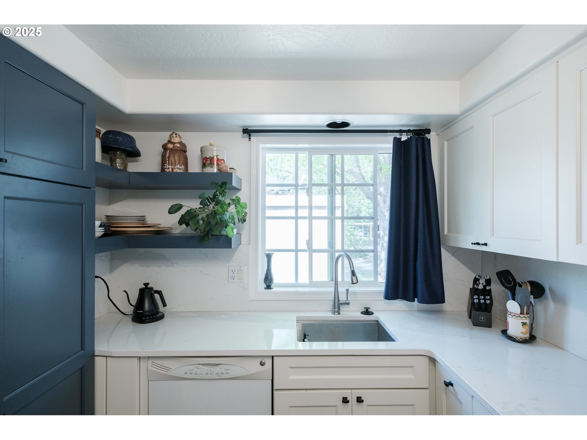 Eugene, Oregon 97402, United States, 2 Bedrooms Bedrooms, ,2 BathroomsBathrooms,Residential,Pending,125865