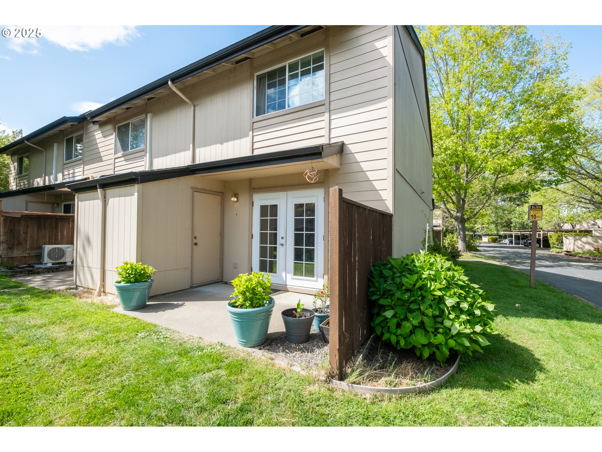 Eugene, Oregon 97402, United States, 2 Bedrooms Bedrooms, ,2 BathroomsBathrooms,Residential,Pending,125865