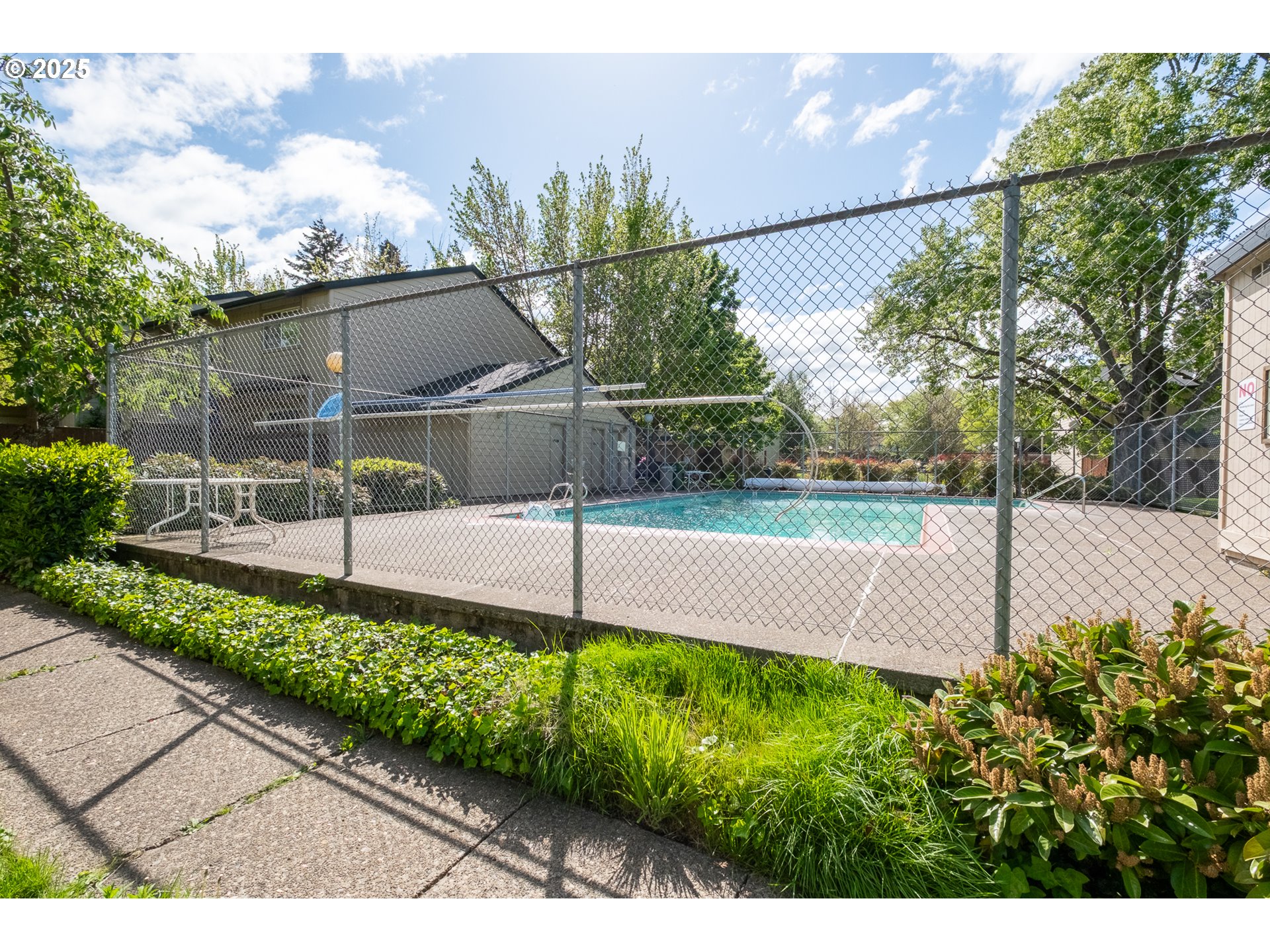 Eugene, Oregon 97402, United States, 2 Bedrooms Bedrooms, ,2 BathroomsBathrooms,Residential,Pending,125865