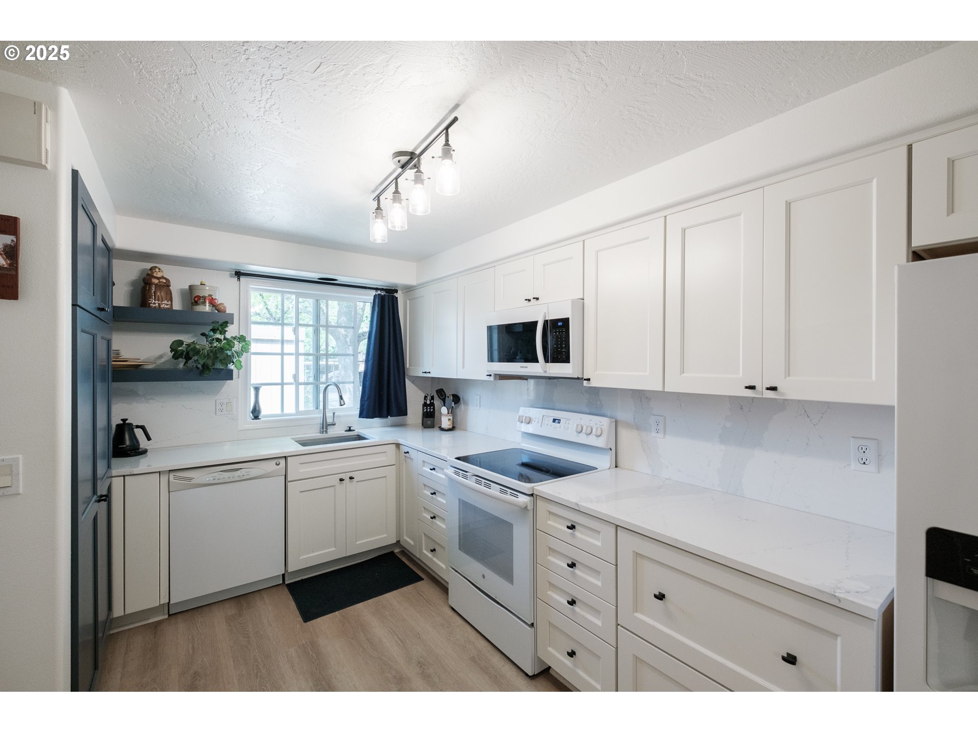 Eugene, Oregon 97402, United States, 2 Bedrooms Bedrooms, ,2 BathroomsBathrooms,Residential,Pending,125865