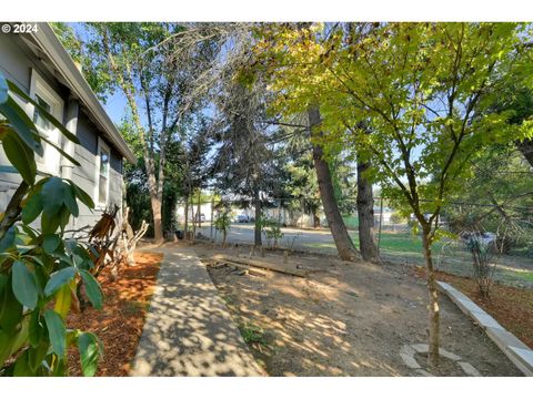 A home in Canyonville