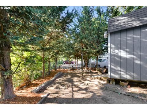 A home in Canyonville