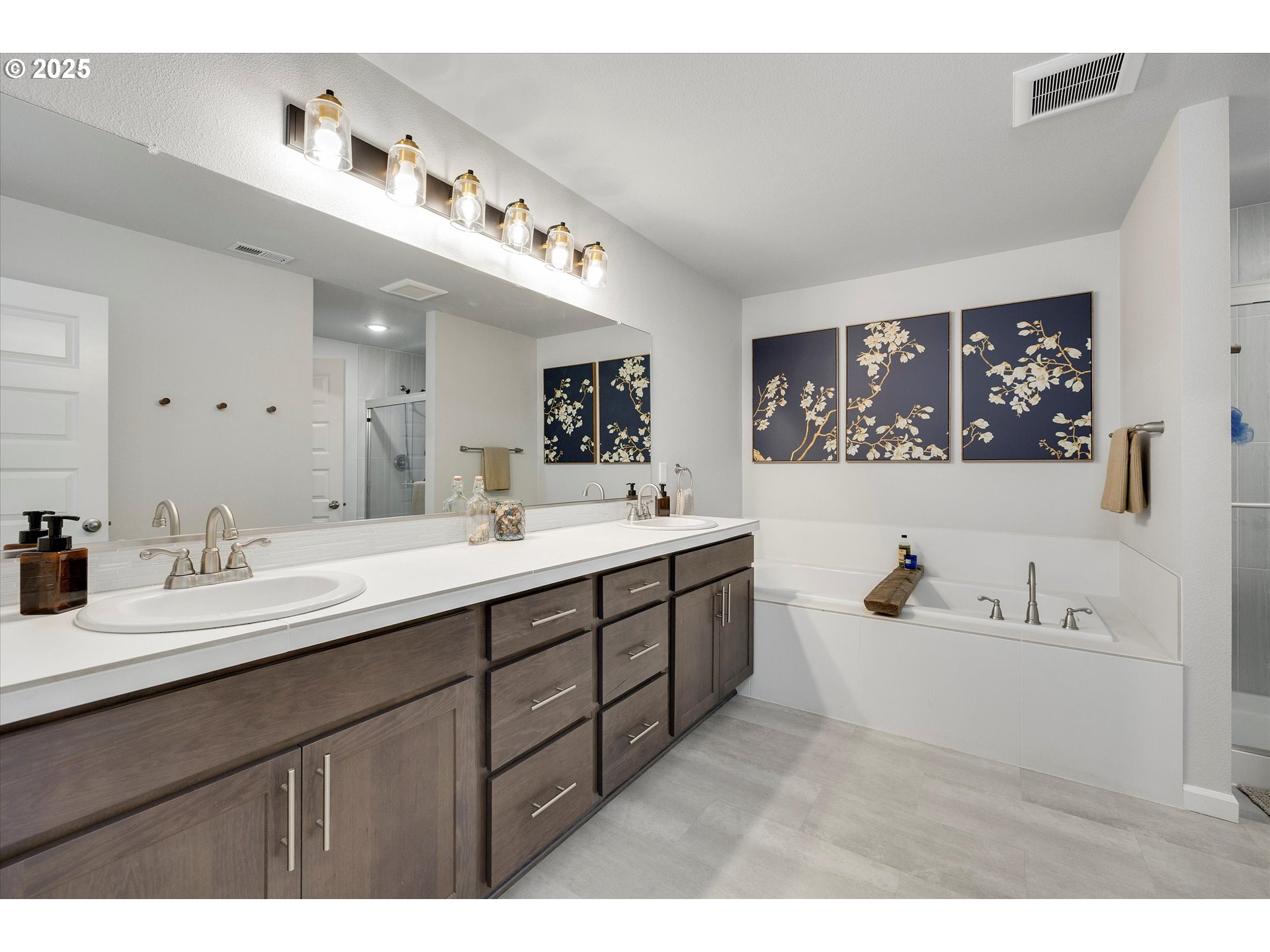 Carlton, Oregon 97111, United States, 5 Bedrooms Bedrooms, ,3 BathroomsBathrooms,Residential,Active,213892