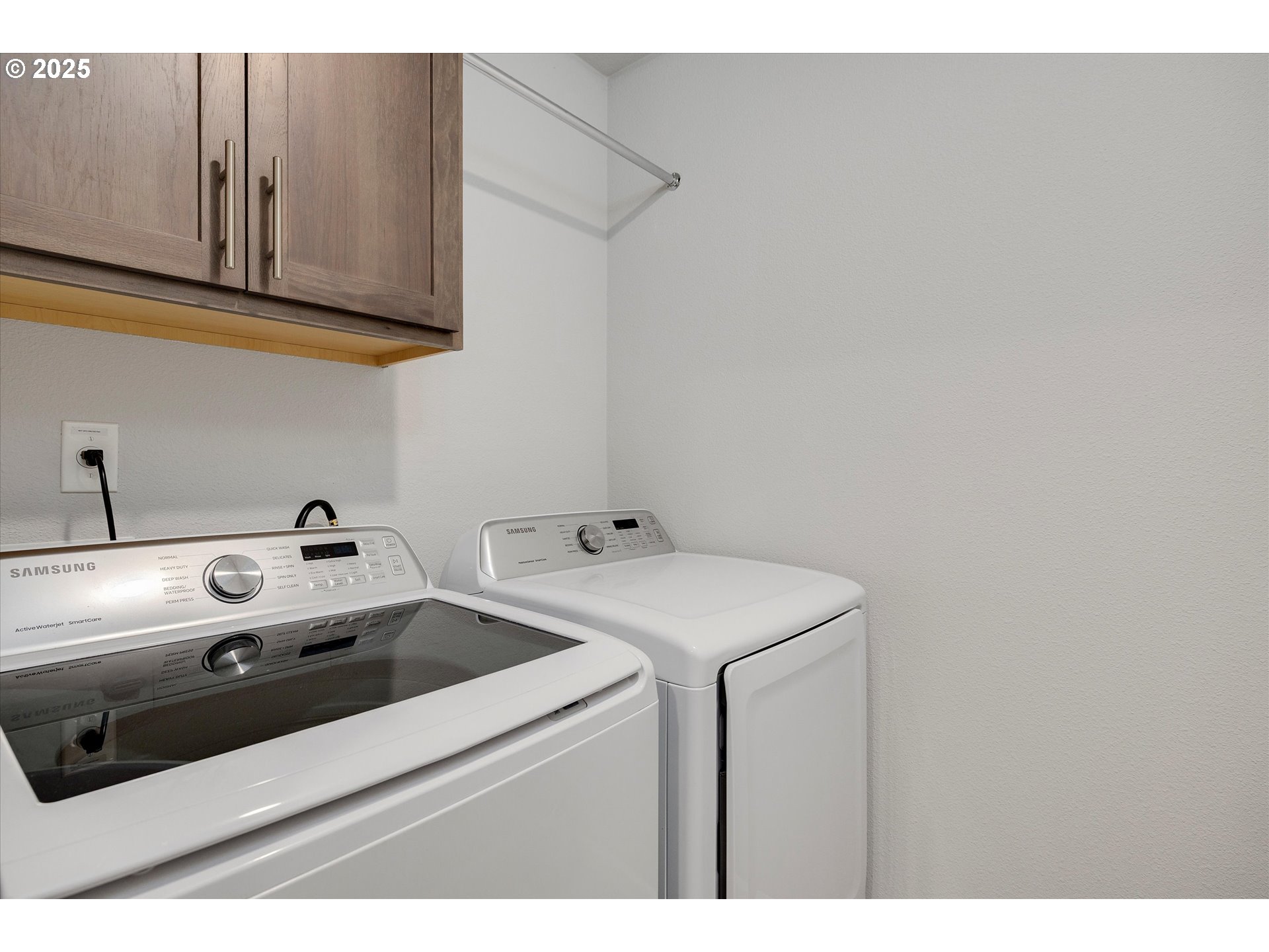 Carlton, Oregon 97111, United States, 5 Bedrooms Bedrooms, ,3 BathroomsBathrooms,Residential,Active,213892