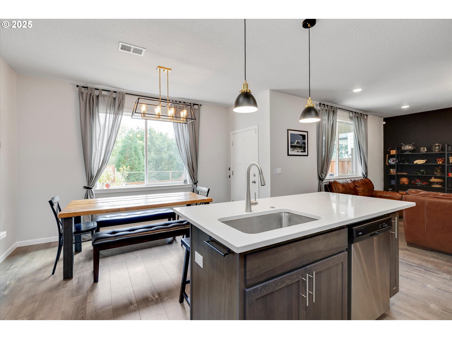 Carlton, Oregon 97111, United States, 5 Bedrooms Bedrooms, ,3 BathroomsBathrooms,Residential,Active,213892