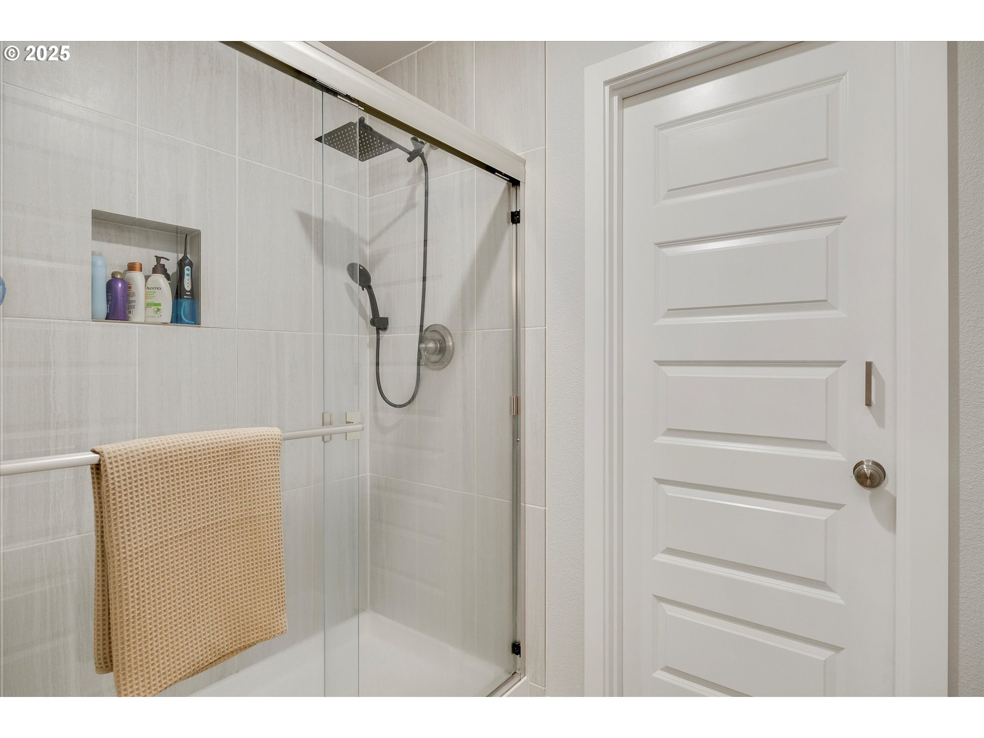 Carlton, Oregon 97111, United States, 5 Bedrooms Bedrooms, ,3 BathroomsBathrooms,Residential,Active,213892