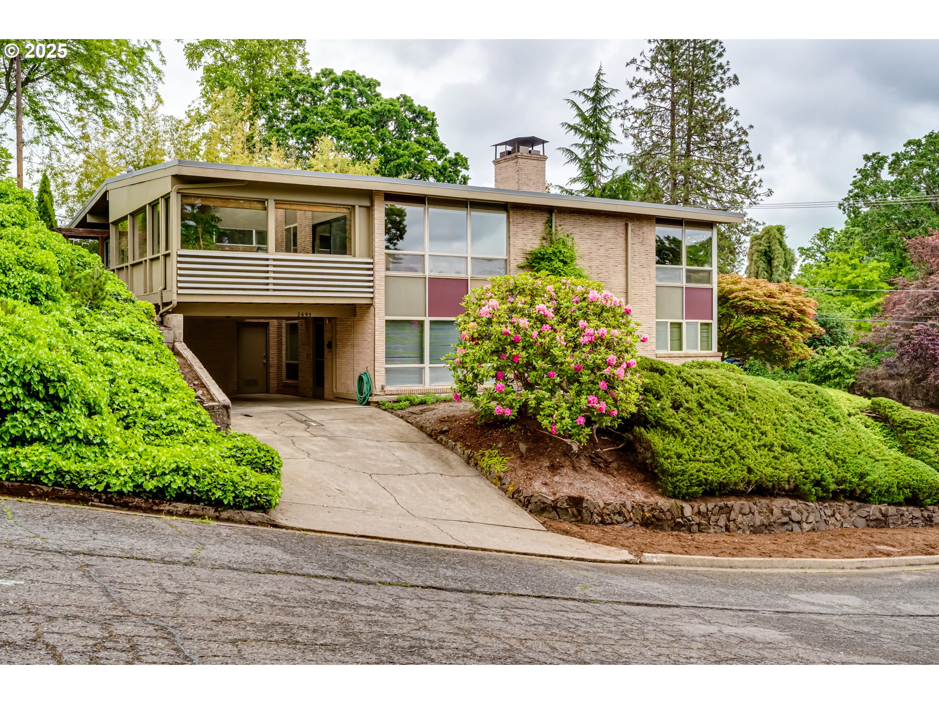 495 W 27th AVE